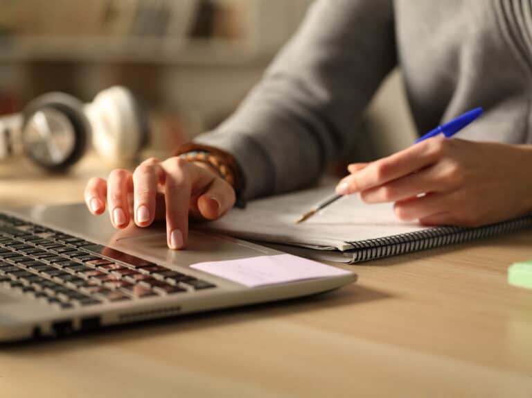 智慧筆記本是一種融合紙筆與電子筆記本app 的書寫工具，能同時保留手寫感與電子同步，適合學生與工作者使用